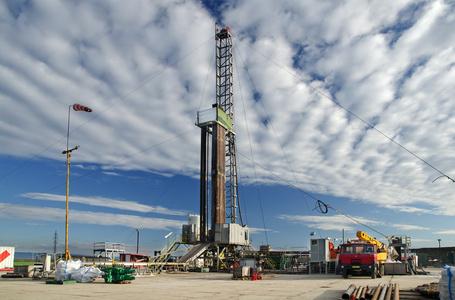 pumpjack 井架鉆點線連接點白色矢量圖油田開采行業(yè)陸上石油鉆機陸上
