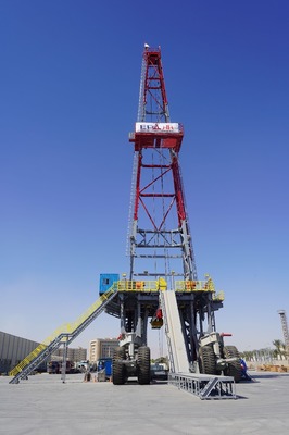 埃及造首套2000馬力全自動拖掛陸地石油鉆機總裝下線